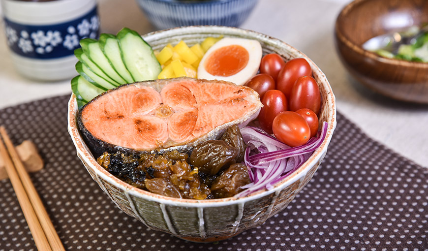 梅汁鮭魚蓋飯